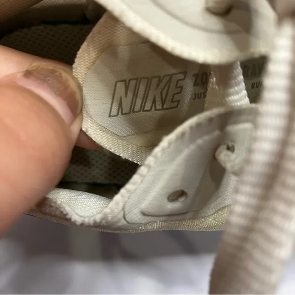 Nike Zoom‎ Gravity platinum tint sneakers size 8 - Image 6