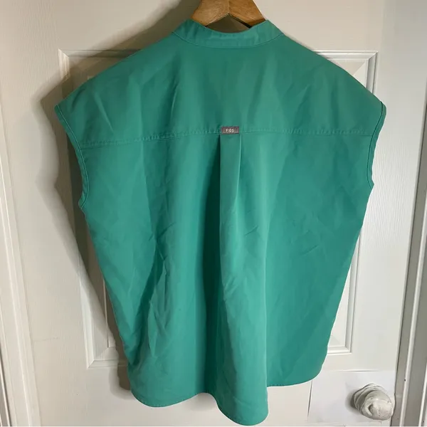 Figs Technical collection Women's Scrub Top with Pockets Size Small surgical green - Image 5