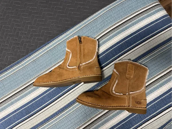 Ugg women’s Catica boots - Image 4