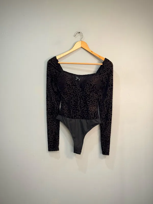 Black Lulu's Leopard Print Velour L/S Bodysuit Size S EUC - Image 4