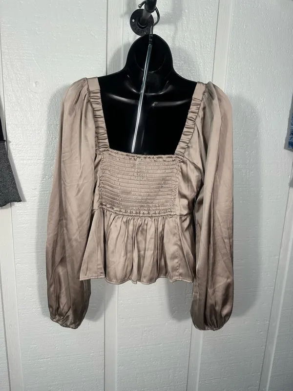 Abercrombie & Fitch Beige Ruched Top Size Medium EUC - Image 5