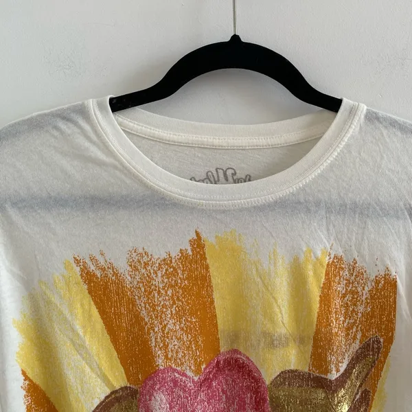 MadeULook Cream Angel Wing Rainbow Sunrise Graphic Tee Size L (FLAW) - Image 2