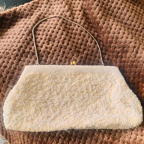 VTG Designer LaRegale Ivory Beaded Purse w/ Silk Interior Lining & Gold Strap - Image 10