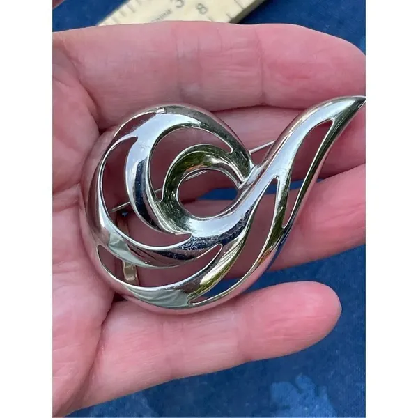 Vintage shiny Monet swirl brooch. Large - Image 7