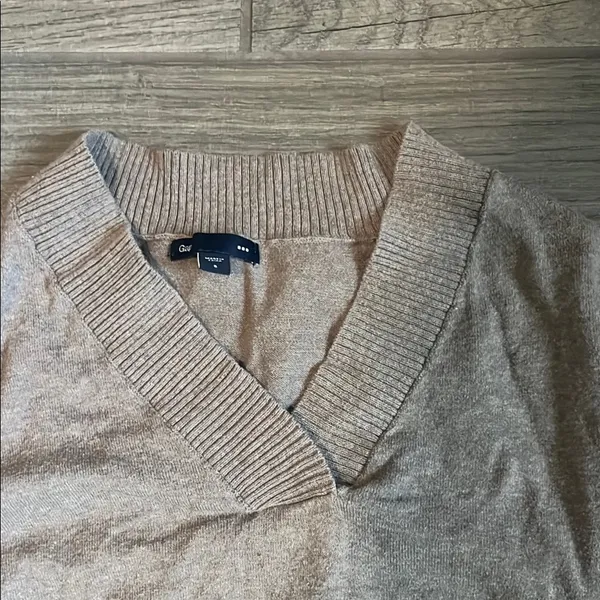 GAP Tan V-Neck Sweater Classic Knit Design - Image 5
