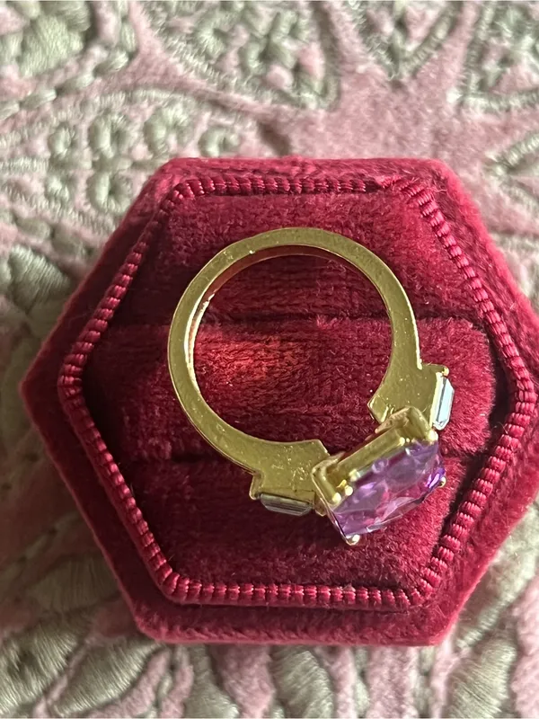 Gorgeous Golden Ring w/ Precious Purple Gemstone Cocktail Ring S 7 - Image 2