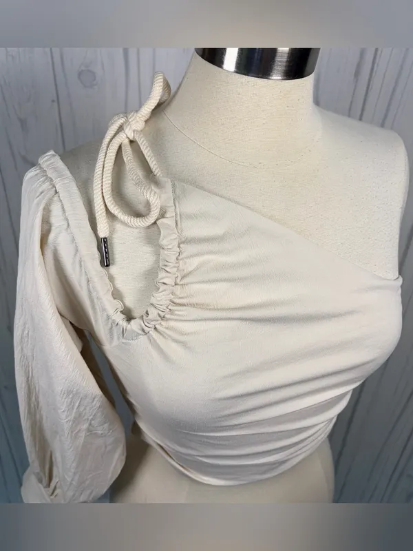 NWT WNTRMSE‎ Pippa One-Shoulder Long-Sleeve Crop Top in Vanilla, Size 6 - Image 3