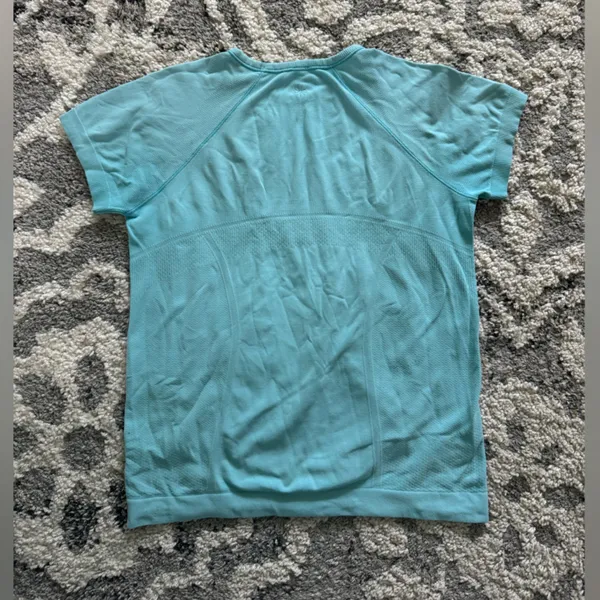 Athleta Light Blue Seamless tee - Image 3