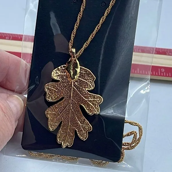 Vintage gold tone oak leaf pendant and 25” approximately chain. - Image 8