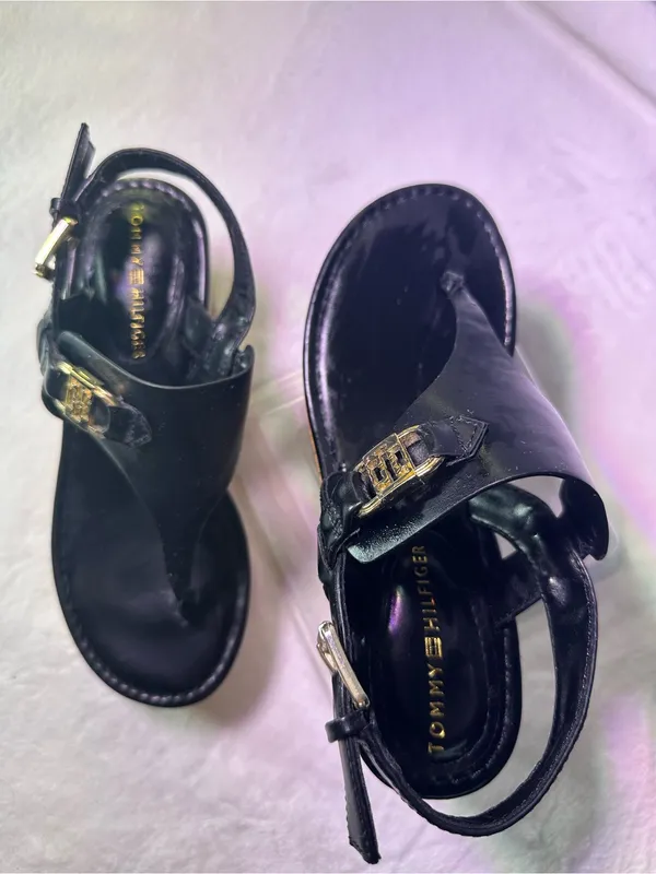 Tommy Hilfiger Black Leather Cork Wedge Thong Sandals with Gold Logo - Image 3