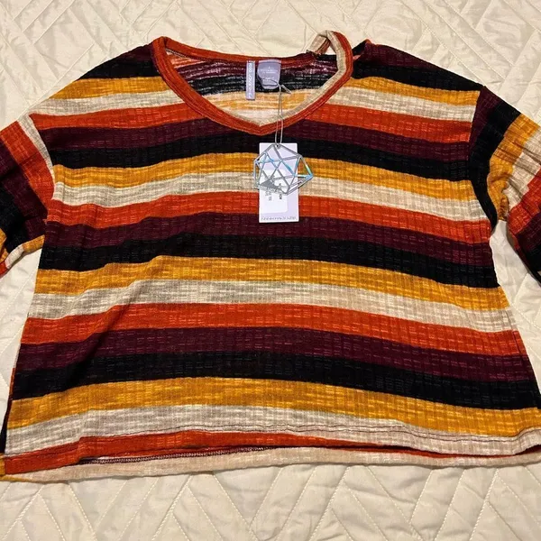 NWT bell sleeve crop top Size L - Image 2