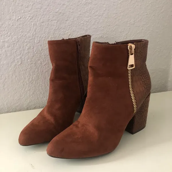 Western Brown Faux Croc Leather Suede Ankle Boots Booties Pointed Toe Block Heels Festival Concert Streetwear Casual Boho Gold Zipper Accents Sz 7.5 - Image 2