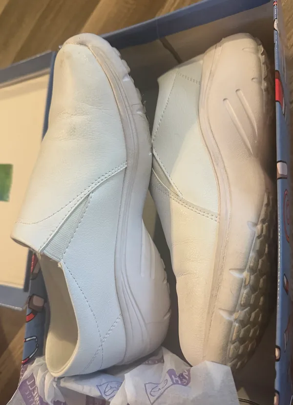 Leather Nursing Shoes White Size 7 - Image 2