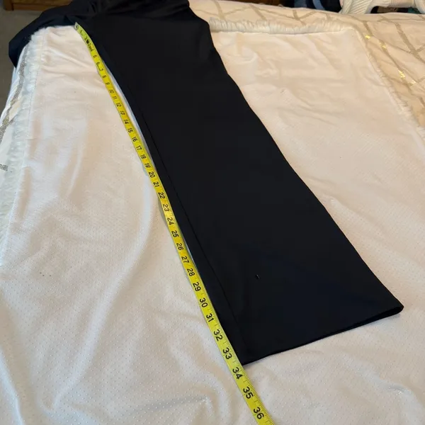 FREE w/ any purchase Black Under Armour Yoga Workout Pants Size Large 34” inseam - Image 9