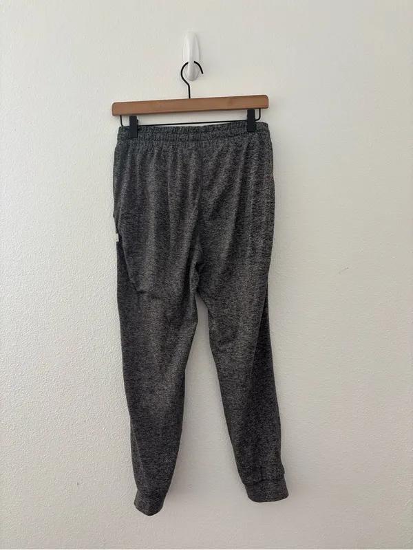 Vuori Women's Performance Joggers in grey - Image 3