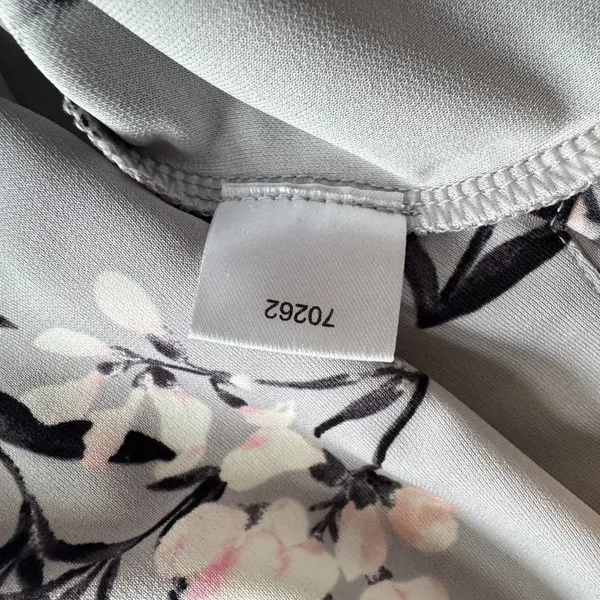 Ann Taylor Blouse Sz S Gray Floral Flutter Elbow Length Sleeve Split Neckline - Image 8