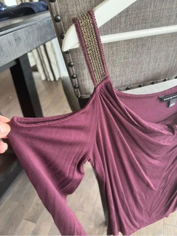 Rock & Republic Plum Wine Women's Cold Shoulder Scoop Neck Top - Image 2