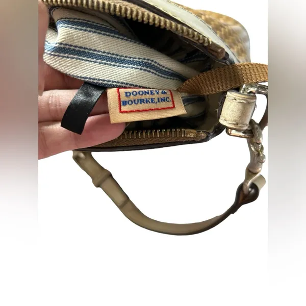 Dooney and bourke vintage beige and white shoulder bag. Needs work - Image 5