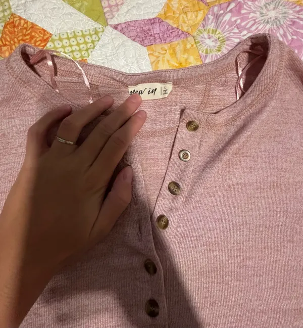 Pink new in pullover sweater Size L - Image 2