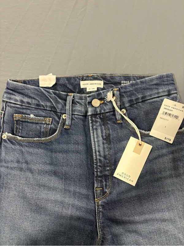 Good American Straight Leg Jeans in Medium Blue Wash - Image 2