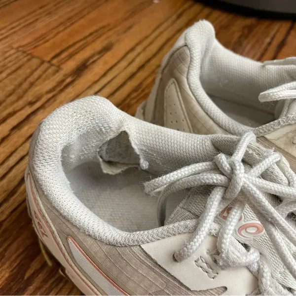 Asics Cream and White Running Shoes (Flawed) - Image 3
