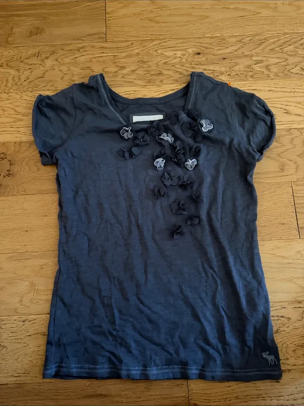 S - Abercrombie & Fitch - Charcoal Puff Sleeve Floral Appliqué Tee - Image 2