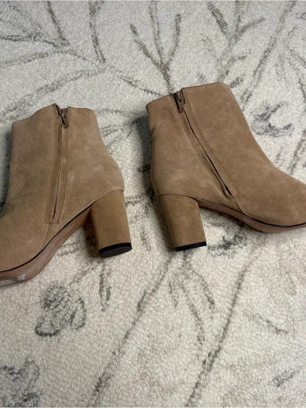 Banana Republic Tan Suede Block Heel Ankle Booties Size 6 - Image 4
