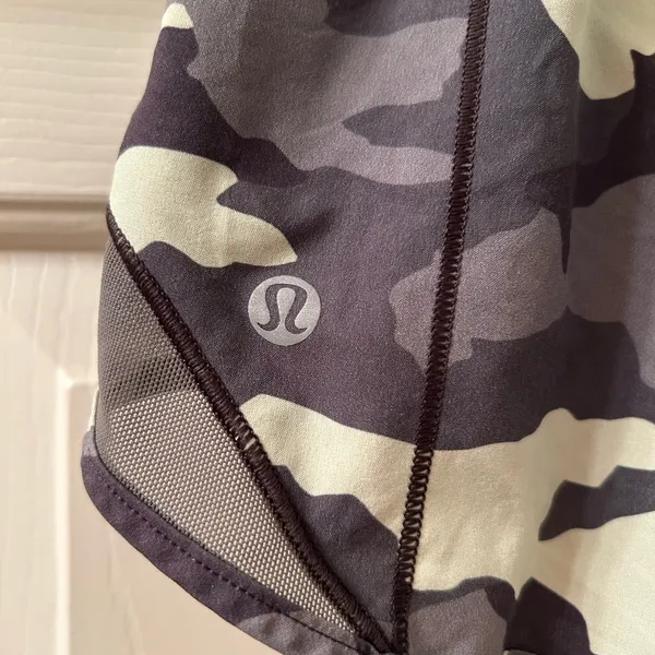 Lululemon Hotty Hot Shorts 4” Low Rise Size 6 Heritage 365 Camo Crispin Green - Image 5
