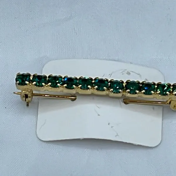 Vintage green cut glass bar brooch. - Image 3