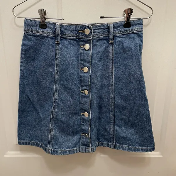 H&M Divided Light Denim Button Front 90s Style Mini Skirt‎ Size 4 - Image 2