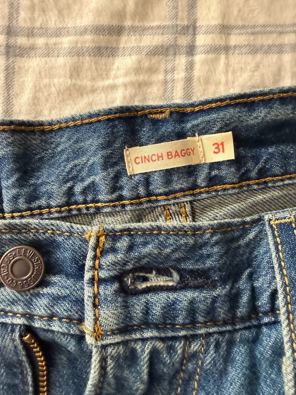 Levi’s Cinch Baggy Jeans – Medium Wash Size 31 - Image 2