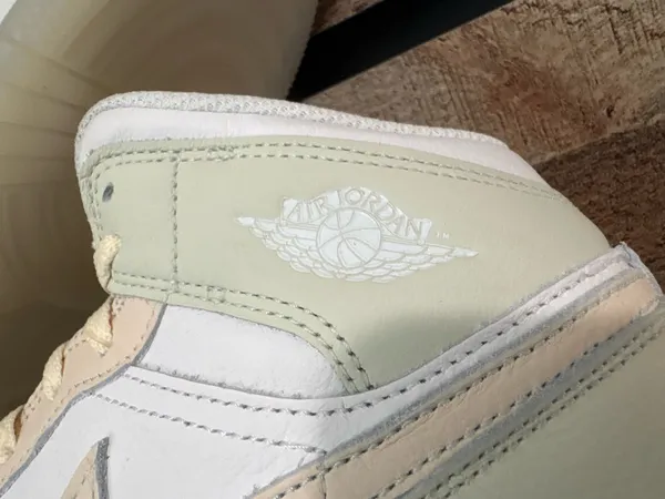 Air Jordan 1 Mids - Image 3
