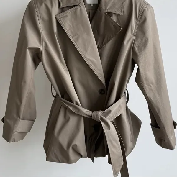 Helsa Short Bubble Hem Trench in Stone S - Image 6