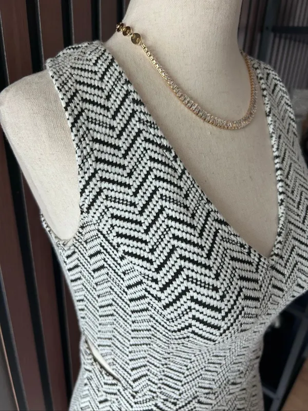 Abercrombie and Fitch black and white cut out sides dress size xs Sleeveless Geo - Image 4