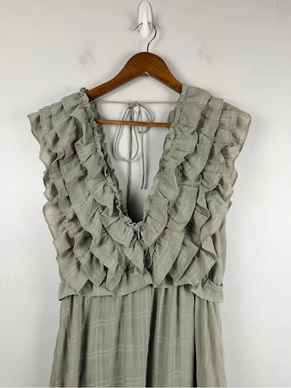 Storia sage green ruffle maxi dress size medium - Image 4