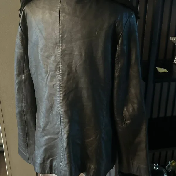 Excelled collection black leather jacket with fur trim around the neck size XL - Image 7