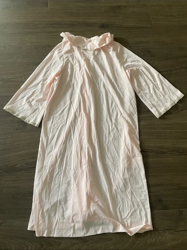 Women’s Vintage Vanity Fair Light Pink Nylon Housecoat/Robe Nightgown, Size 34 - Image 2