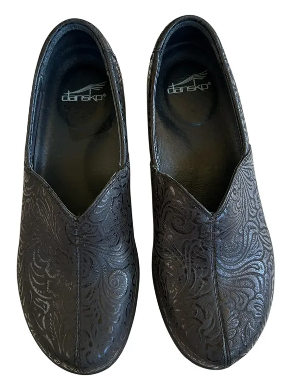 EUC Dansko Leather Embossed clogs Black Size 8 - Image 2