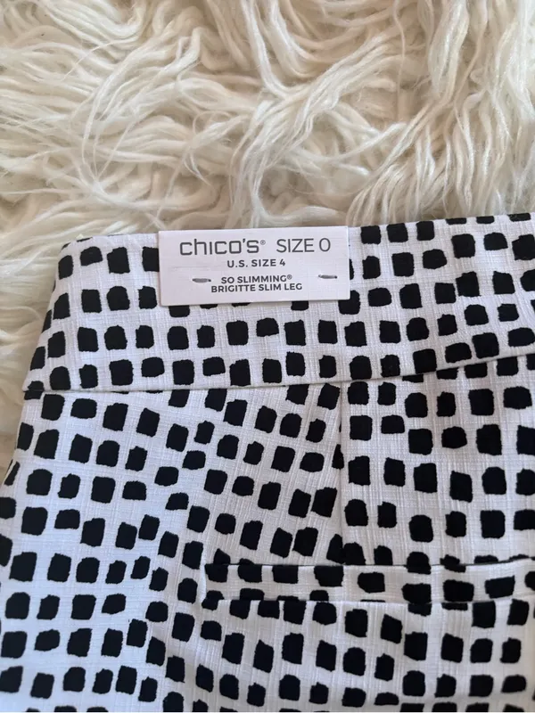 NWT Chico's So Slimming Brigitte Dot Pull On Capris Pom Pom Hem Size 0 / US 4 - Image 5