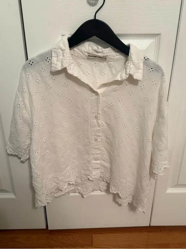 Abercrombie & Fitch Short Sleeve Scallop Hem Eyelet Button Down in White - Image 2