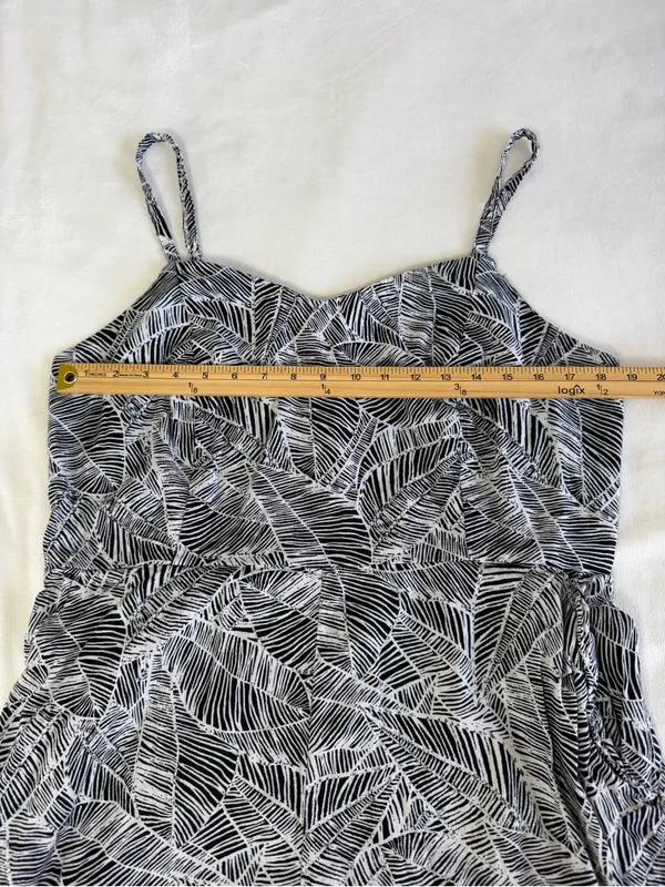 Old Navy Black & White Printed Cropped Jumpsuit - Image 6