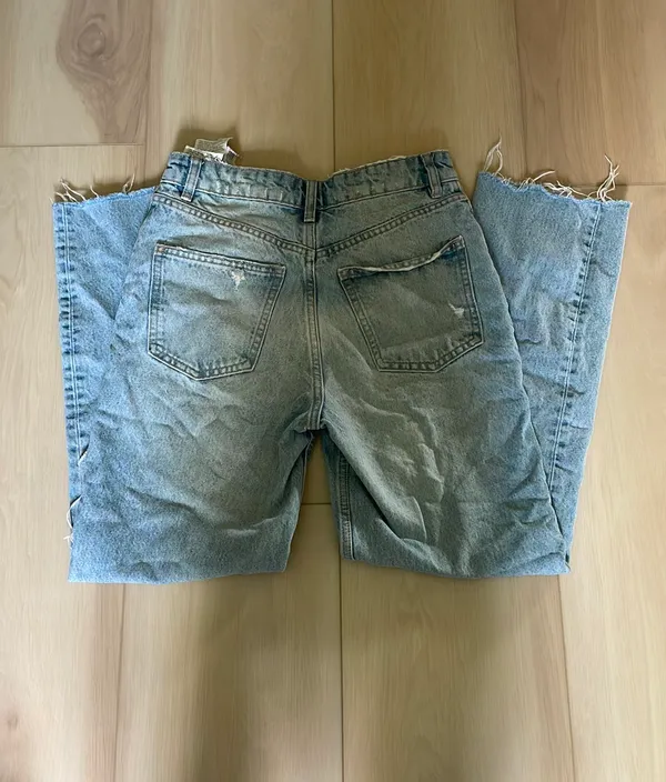 Light Wash Jeans - Image 5
