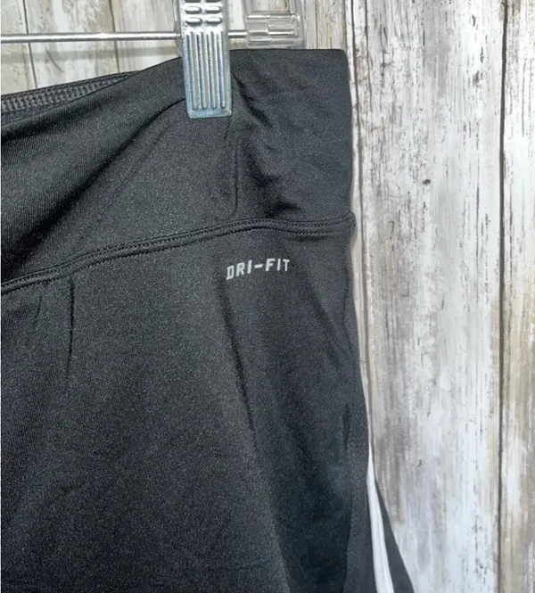 Nike Black & White Straight Tennis Skort •Large - Image 4