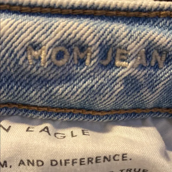 American Eagle Super Light Wash Distressed Mom Jeans Size 8 - Image 9