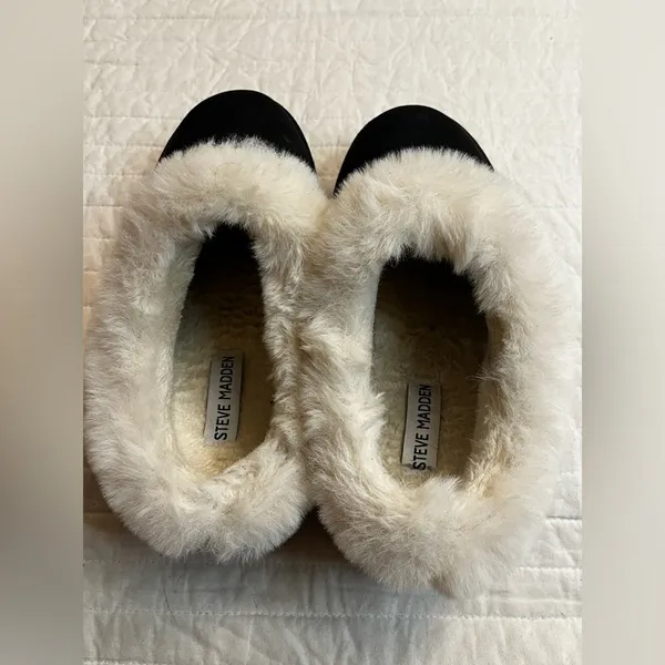 Steve Madden Unitie Faux Fur Platform Clog Slipper in black - Image 5