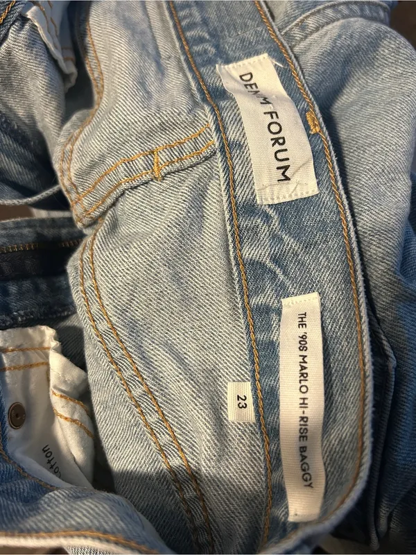 Aritzia Denim Forum The '90s Marlo Hi-Rise Baggy Jeans in a classic retro light - Image 3