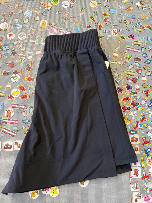 Lululemon women’s stretch woven relaxed fit hr shorts 4” - Image 3