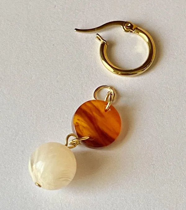 Handmade German acrylic beads & tortoiseshell hoop 2WAY dangle earrings🤎 - Image 8