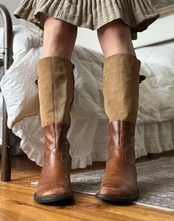 VINTAGE LEATHER BOOTS - Image 2