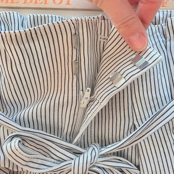 Club Monaco Paperbag Waist Striped Cropped Pants Size 00‎ - Image 6